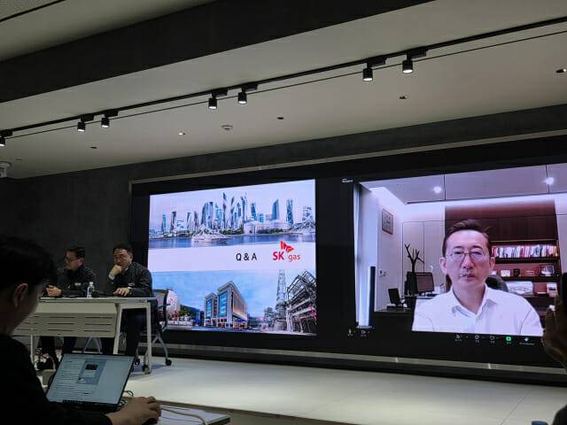 윤병석 SK가스 사장과 조승호 울산GPS 대표, 이성모 KET 부사장이 SK가스 미디어투어에서 질의에 답하고 있다