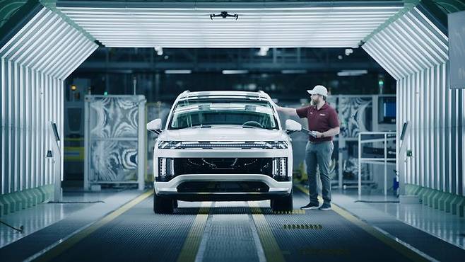 HMGMA에서 생산된 아이오닉 9을 작업자가 최종 점검하고 있다. ⓒ현대차그룹