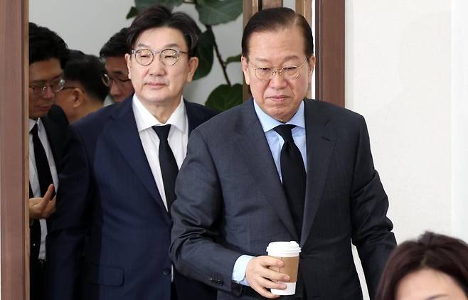 권영세 국민의힘 비상대책위원장과 권성동(왼쪽) 원내대표가 27일 오전 서울 여의도 국회에서 열린 비상대책위원회의에 참석하고 있다. 뉴시스