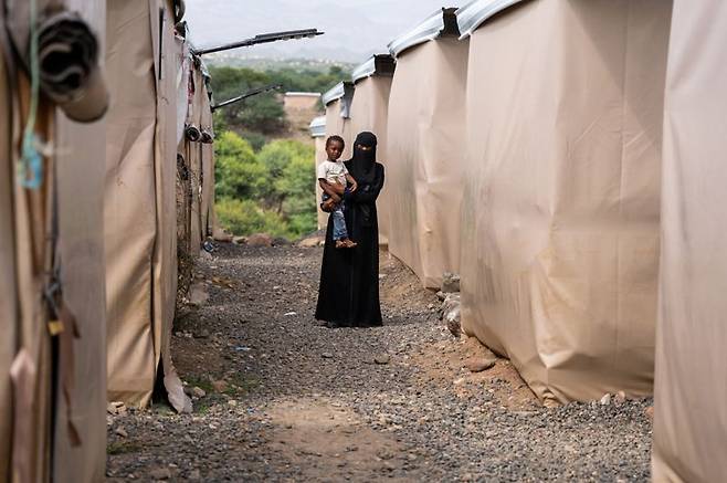예멘 알 달레 지역의 국제구조위원회 이동식 의료 진료소에서 영양실조 치료를 받은 어린이의 모습. 국제구조위원회 제공