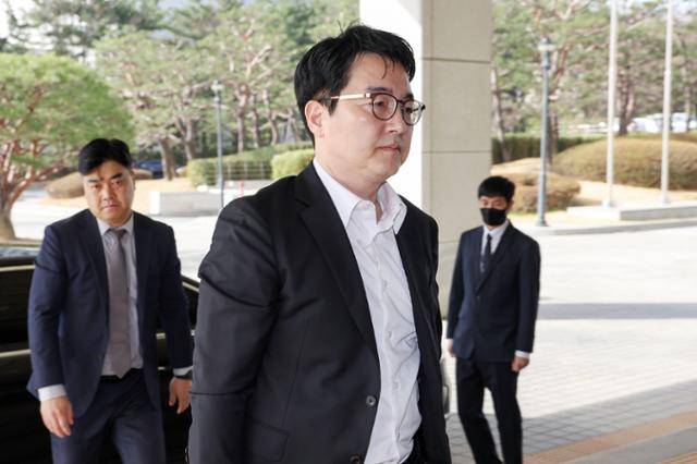 심우정 검찰총장(가운데)이 26일 오전 서울 서초구 대검찰청으로 출근하고 있다. 뉴스1