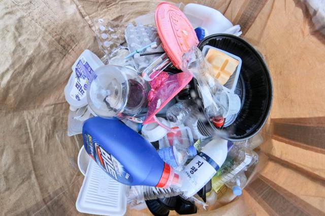 서울 시내 한 아파트 단지 플라스틱 분리수거함의 모습. 이한호 기자