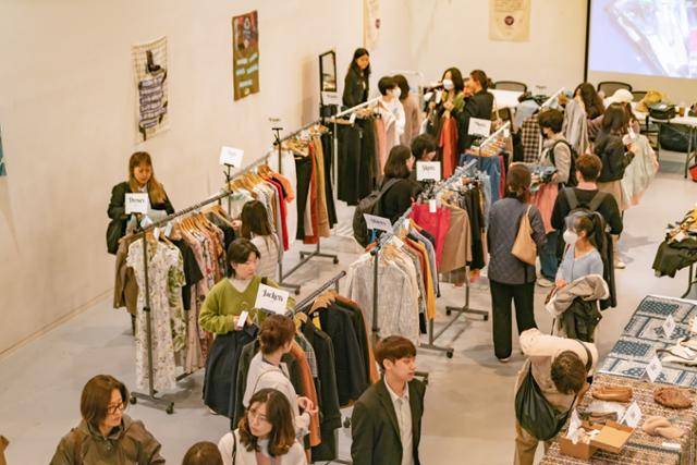 2023년 4월 서울 성동구 성수동 언더스탠드에비뉴에서 열린 '21%파티'의 모습입니다. 재킷과 원피스를 들춰보면서 옷을 고르는 여느 쇼핑몰의 풍경과 크게 다르지 않은데요. 사실 다시입다연구소에서 주최한 이 행사는 '내 옷장 속 입지 않는 옷'과 다른 사람의 '입지 않는 옷'을 모아 서로 교환하는 행사입니다. 옷과 작별할 때, 그 속에 담긴 이야기도 함께 새 주인에게 건네고요. 다시입다연구소 제공