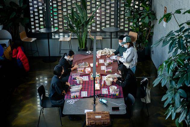 다시입다연구소에서 의류 업사이클링 워크숍을 진행하는 모습입니다. 순간의 기분전환을 위해 철마다 새 옷을 여러 벌씩 사기보다는, 내가 이미 가진 옷을 오래오래 소중히 아끼고 사랑해가며 입으면 지구에도, 지갑에도 도움이 될 거예요. 다시입다연구소 제공