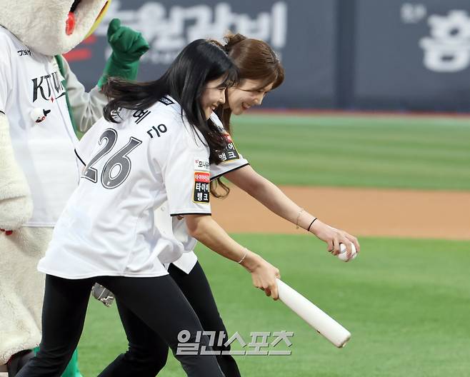 26일 오후 수원 KT위즈파크에서 열린 2025 프로야구 두산과 KT의 경기. 경기전 하얼빈 동계아시안게임 컬링 금메달리스트 설예은과 설예지 쌍둥이 자매가 시구 시타 하고나서 그라운드를 내려오고있다. 수원=정시종 기자 capa@edaily.co.kr /2025.03.26.