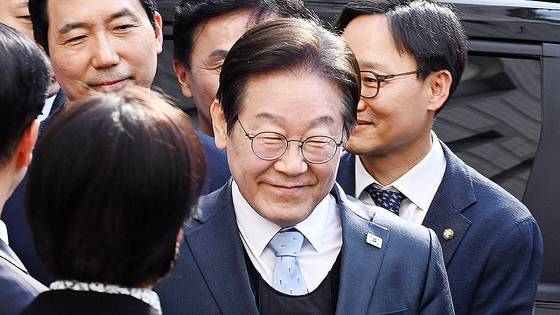 이재명 더불어민주당 대표가 26일 서울 서초구 서울고등법원에서 열린 공직선거법 위반 혐의 항소심 선고 공판에서 무죄를 선고받은 뒤 법원을 나서고 있다. 사진공동취재단