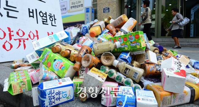 2013년 5월 당시, 서울 중구 남대문로 남양유업 본사 앞에서 남양유업대리점 업주들이 물량 떠넘기기로 받은 제품을 반납하며 각종 유제품들이 쓰레기가 되어 있다. 경향신문 자료사진