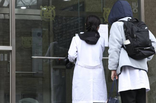 의대 앞에 선 학생들… 서울대를 비롯한 전국 7개 의대의 2025학년도 1학기 등록 마감 시한인 27일 오전 서울 종로구 서울대 의대 연건캠퍼스에서 학생들이 의대 건물로 들어서고 있다. 백동현 기자
