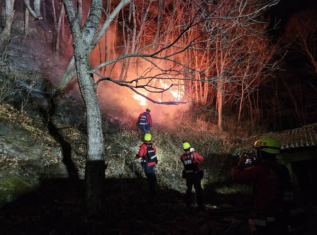 26일 밤 산림청 산불 특수진화대원들이 청송에서 야간 진화 작업을 펼치고 있다. 산림청