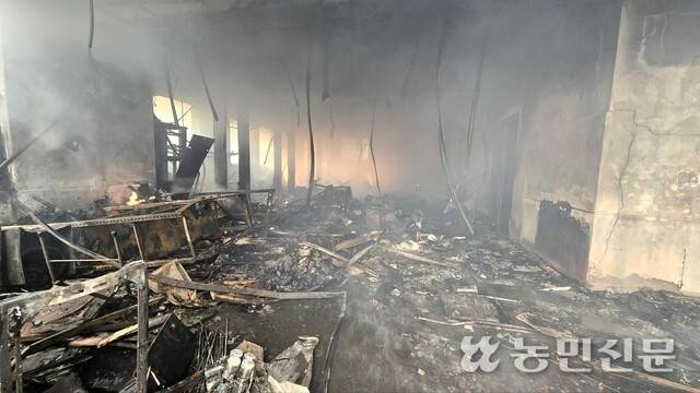 25일 산불 대확산 때 산불이 옮겨붙어 전소된 건물 내부.