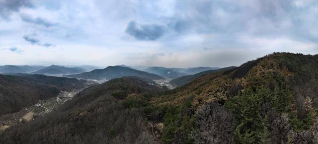 27일 경북 지역에서 6일째 번지고 있는 산불의 최초 발화 지점인 의성군 안평면 괴산리 한 묘소 인근에 폴리스라인이 설치된 가운데 주변 산림이 폐허가 된 모습을 보이며 먼 산에서 산불 연기가 피어오르고 있다. 경북 북부 산불은 이날 오전까지 산불영향구역이 3만3천204㏊로 추산되며 역대 최악의 산불로 기록될 것으로 보인다. 연합뉴스
