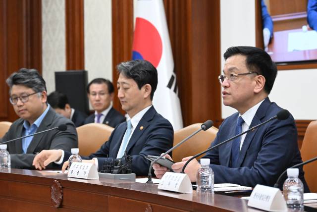 최상목(오른쪽 첫번째) 부총리 겸 기획재정부 장관이 25일 서울 종로구 정부서울청사에서 열린 '제4차 공급망안정화위원회'에서 모두발언을 하고 있다. 사진제공=기획재정부