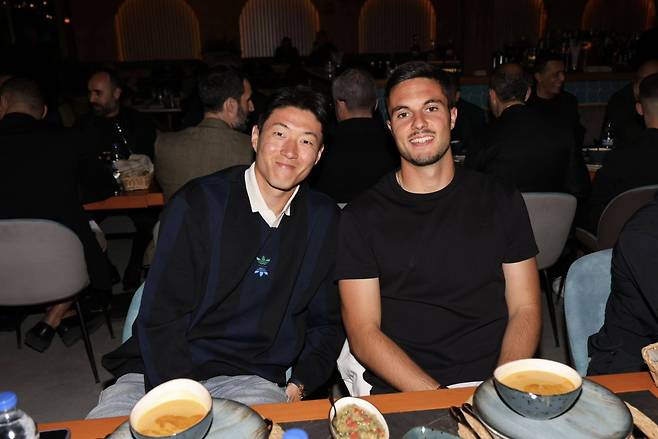 식사를 하며 사진을 찍은 황의조(왼쪽). /사진=알란야스포르 공식 홈페이지.