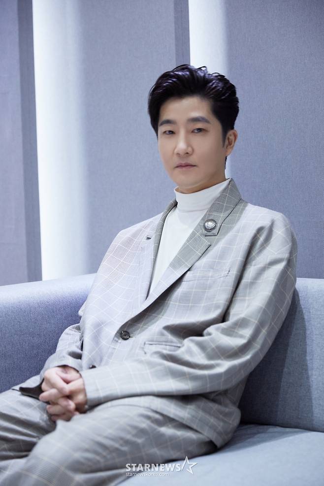 그룹 에픽하이(EPIK HIGH) 투컷이 18일 오후 온라인으로 진행된 정규 10집 'Epik High Is Here'의 첫 번째 앨범 'Epik High Is Here 上 (에픽하이 이즈 히어 上)' 발매기념 기자간담회에 참석해 포즈를 취하고 있다. / 사진제공 = 아워즈