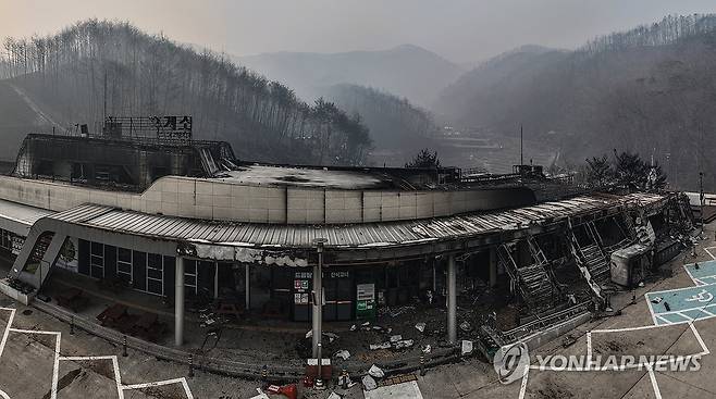 산불에 서산영덕고속도로 청송휴게소 전소 (청송=연합뉴스) 윤관식 기자 = 27일 경북 청송군 서산영덕고속도로 청송휴게소(영덕방향)가 산불에 폐허가 돼 있다. 2025.3.27 psik@yna.co.kr