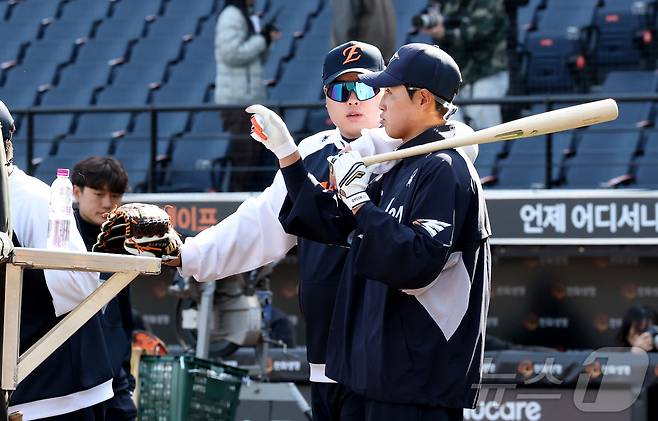 28일 대전 한화생명볼파크에서 열린 '2025 신한 SOL 뱅크 KBO리그' 한화 이글스와 기아 타이거즈 경기에 앞서 한화 류현진이 채은성의 어깨에 손을 올린 채 연습 중 이야기를 나누고 있다. 2025.3.28/뉴스1 ⓒ News1 김기남 기자