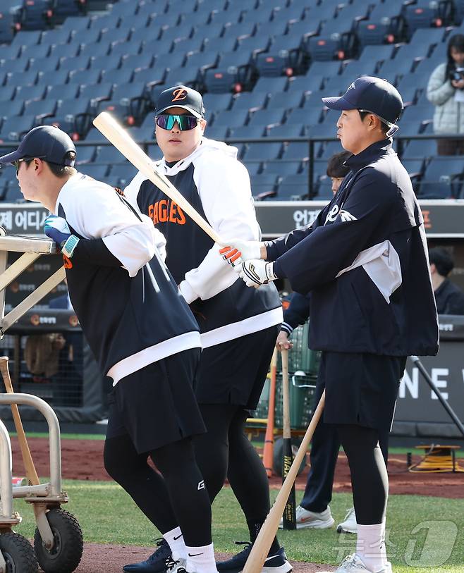 28일 대전 한화생명볼파크에서 열린 '2025 신한 SOL 뱅크 KBO리그' 한화 이글스와 기아 타이거즈 경기에 앞서 한화 류현진이 채은성의 어깨에 손을 올린 채 연습 중 이야기를 나누고 있다. 2025.3.28/뉴스1 ⓒ News1 김기남 기자