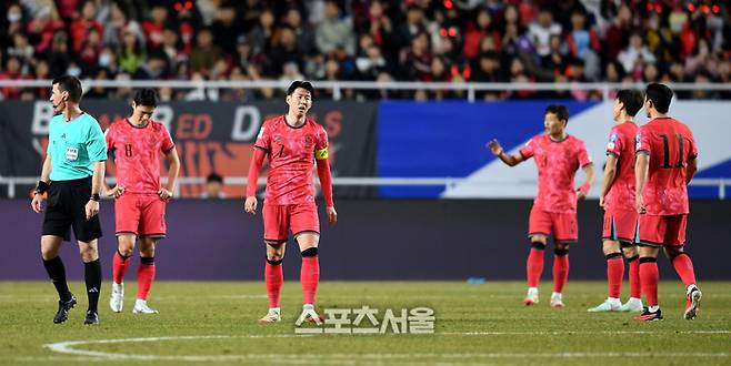 손흥민이 25일 수원월드컵경기장에서 열린 2026 FIFA 북중미 월드컵 3차 예선 요르단과 경기에서 동점골을 허용한 후 아쉬워하고 있다. 2025. 3. 25. 수원 | 최승섭기자 thunder@sportsseoul.com