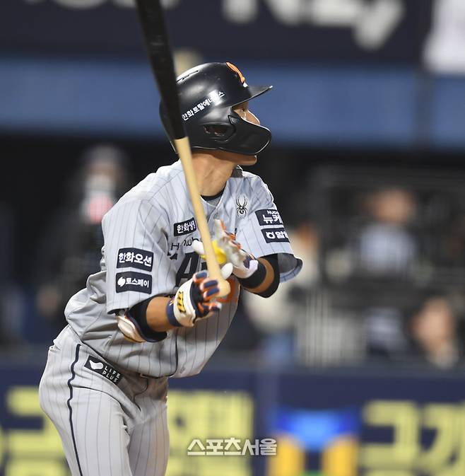 한화 황영묵이 26일 잠실야구장에서 열린 2025 KBO 리그 LG와 경기 5회초 타구를 바라보고 있다. 잠실 | 최승섭기자 thunder@sportsseoul.com