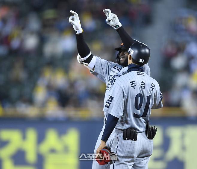 한화 플로리얼이 27일 잠실야구장에서 열린 2025 KBO 리그 LG와 경기 9회초 2사2루 1타점 우중간 안타를 친 후 세리머니를 하고 있다. 잠실 | 최승섭기자 thunder@sportsseoul.com