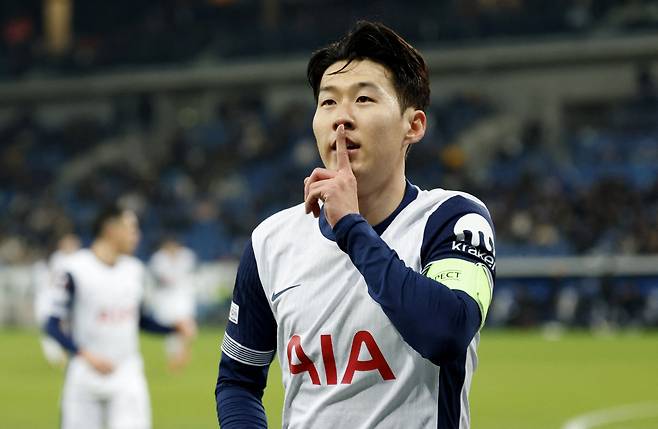 잉글랜드 프리미어리그(EPL)의 한 시대를 대표하는 손흥민과 케빈 더브라위너가 오랜 기간 함께한 자신의 팀과 이별을 앞두고 있다. 영국 TBR풋볼은 27일(한국시각) '축구에서 한 시대를 대표하는 레전드 선수를 떠나보내는 것은 결코 쉬운 일이 아니다'라며 손흥민과 토트넘의 이별이 다가왔음을 전했다. <저작권자 ⓒ 연합뉴스. 무단 전재 재배포 금지, AI 학습 및 활용 금지>