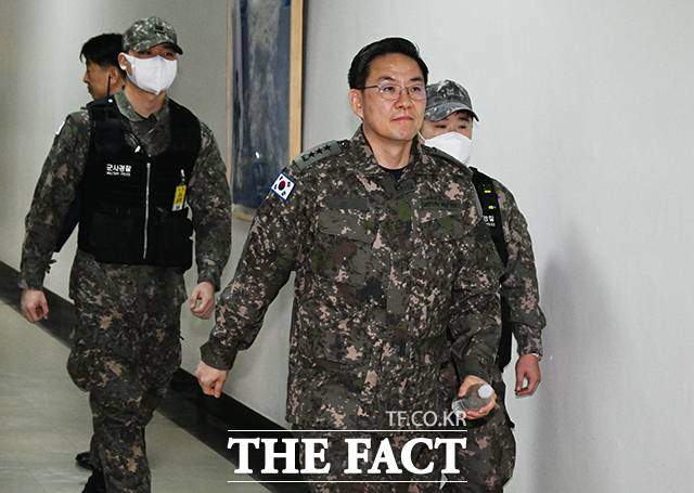 내란 혐의를 받는 여인형 전 국군방첩사령관과 이진우 전 육군 수도방위사령관이 28일 국헌 문란 목적이 없었다며 혐의를 부인했다. 이 전 사령관(가운데)이 지난 1월 14일 오전 서울 여의도 국회에서 열린 윤석열 정부의 비상계엄 선포를 통한 내란 혐의 진상규명 국정조사 특별위원회 제3차 전체회의에 군사경찰과 함께 참석하고 있다./국회=배정한 기자