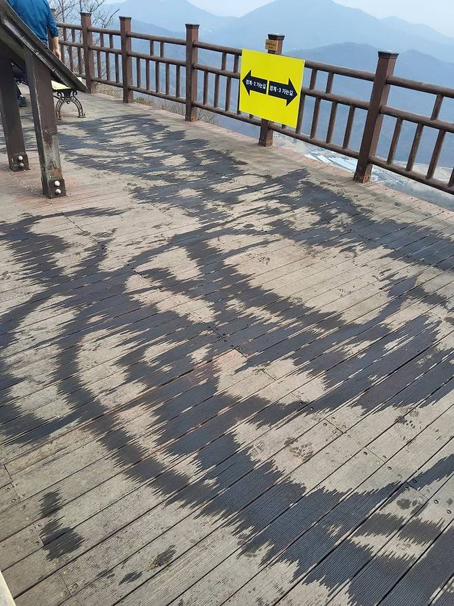 경기 화성시 태행산 정상 데크에 인화물질이 뿌려져 있는 모습(경기도소방재난본부 제공, 재판매 및 DB 금지)/뉴스1