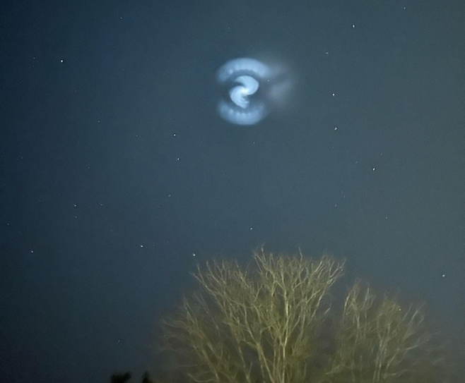 지난 24일(현지 시각) 영국 상공에서 목격된 푸른색 나선형 빛. 스페이스X 팰컨9 발사과정에서 연료 방출로 인해 나타난 것으로 추정된다. 사진=엑스 캡처