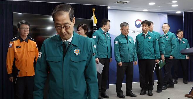 대통령 권한대행인 국무총리 한덕수(왼쪽 둘째)가 2025년 3월26일 서울 종로구 정부서울청사에서 산불 예방 관련 대국민 담화를 마친 뒤 브리핑실을 나서고 있다. 대통령실사진기자단