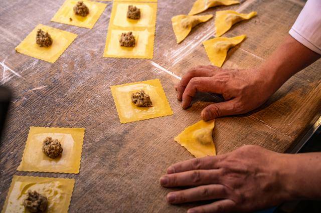 김낙영 셰프가 난면으로 라비올리(이탈리아식 만두)를 만들고 있다.