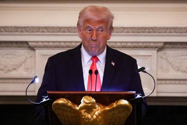 도널드 트럼프 미국 대통령이 27일 워싱턴 백악관에서 연설하고 있다. 워싱턴=로이터 연합뉴스