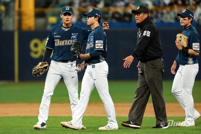 NC 목지훈(20번)을 격려하는 김주원과 도태훈. NC 제공