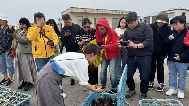 대만 여행업계 팸투어단이 해녀 체험 등에 대한 설명을 듣고 있다. (제주관광공사 제공)