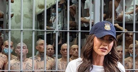 미국서 추방된 갱단원 앞에 서 있는 국토안보부 장관. 로이터=연합뉴스