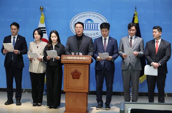 천하람 개혁신당 대표 권한대행과 전용기 더불어민주당 의원, 김재섭 국민의힘 의원 등 '더 나은 연금개혁을 요구하는 국회의원' 여야 의원들이 지난 23일 서울 여의도 국회 소통관에서 연금개정안 관련 기자회견을 하고 있다. 뉴시스