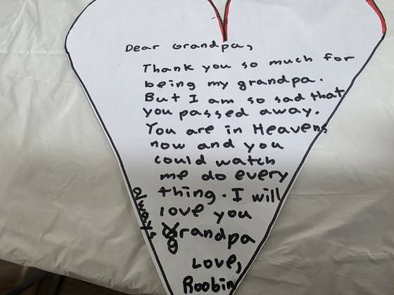 故 박현우 기장의 손자 최루빈(11)군이 28일 손수 적은 편지를 할아버지 영전에 바쳤다. 미국에 거주하는 최군은 할아버지의 사고 소식을 듣고 한국으로 건너왔다. 이영근 기자