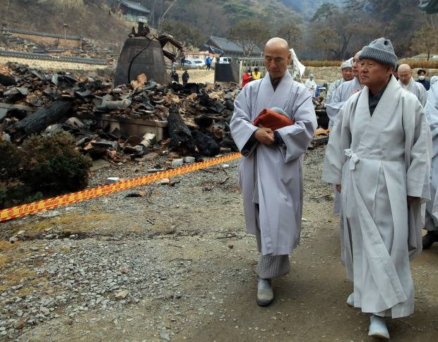 산불로 잿더미 된 고운사 살펴보는 성파스님(오른쪽) /사진=연합뉴스