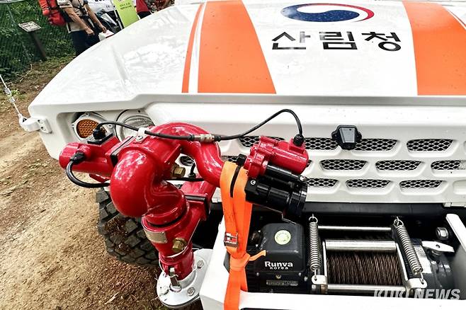 다목적 산불진화차 전방에 장착된 원격제어 다기능·다각도 노즐. 사진=이재형 기자