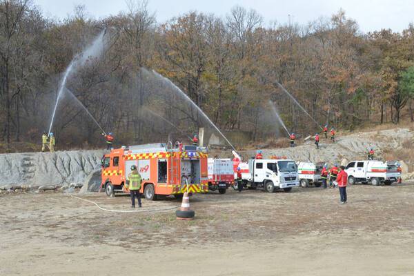 강화군 산불 전문 예방진화대와 소방 당국이 산불 진압 훈련을 하고 있다. 강화군 제공