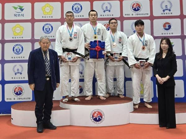 남고부 100㎏급서 첫 우승을 차지한 차서율(뒷줄 왼쪽 2번째)이 시상식 후 다른 입상자들과 기념촬영을 하고 있다. 경민고 제공