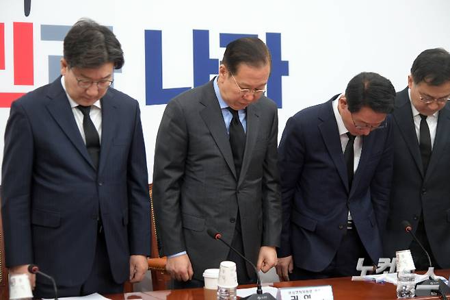 국민의힘 권영세 비대위원장과 권성동 원내대표 등 지도부가 27일 서울 여의도 국회에서 열린 비상대책위원회의에 앞서 산불 피해 희생자들을 추모하는 묵념을 하고 있다. 윤창원 기자