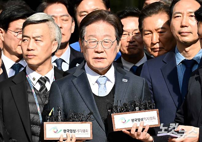 공직선거법 위반 항소심에서 무죄를 선고받은 이재명 더불어민주당 대표가 26일 오후 서울 서초구 서울고등법원을 나서며 입장을 밝히고 있다. 박종민 기자