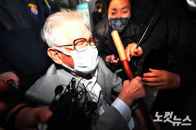 감염병예방법 위반, 횡령 등의 혐의로 구속기소된 이단 신천지 이만희 교주가 2020년 11월 12일 오후 수원구치소를 나서고 있다. 수원지법 형사11부(김미경 부장판사)는 보석보증금 1억 원을 납입하는 조건으로 이 교주의 보석을 허가했다. 이한형 기자