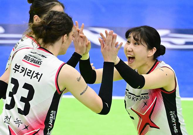 염혜선(오른쪽)과 부키리치가 하이파이브하고 있다. /사진=한국배구연맹(KOVO) 제공