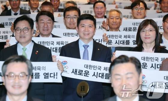 유승민(가운데) 제42대 대한체육회장과 우원식 국회의장, 장미란 문화체육관광부 제2차관 등 참석 귀빈들이 27일 서울 용산구 그랜드 하얏트 호텔에서 열린 취임식에서 기념 촬영을 하고 있다.