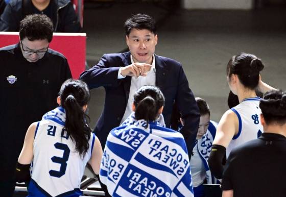 강성형(가운데) 현대건설 감독이 작전 지시하고 있다. /사진=한국배구연맹(KOVO) 제공