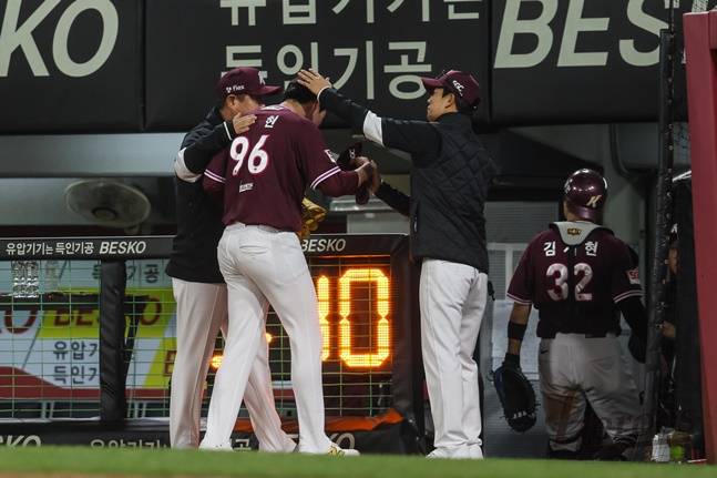 윤현(가운데)이 이닝을 마치고 코칭스태프의 환영을 받으며 더그아웃으로 향하고 있다. /사진=키움 히어로즈 제공