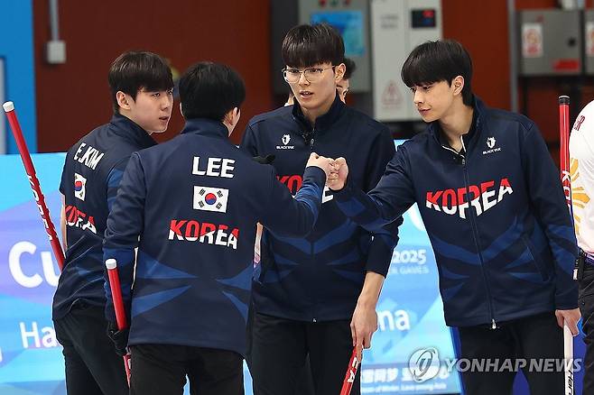 남자 컬링 '역전 가보자' (하얼빈=연합뉴스) 서대연 기자 = 14일 중국 하얼빈 핑팡 컬링 아레나에서 열린 하얼빈 동계아시안게임 남자 컬링 결승전 한국과 필리핀의 경기에서 우리나라 선수들이 주먹을 맞부딪히며 서로 격려하고 있다. 2025.2.14 dwise@yna.co.kr