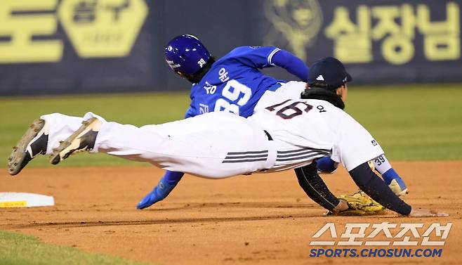 송구가 옆으로 틀어진 사이 2루를 과감하게 파고든 삼성 대주자 김성윤.