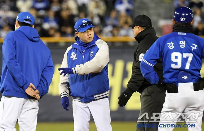 이해하기 힘든 스리피트 라인 위반 선언에 국민 유격수는 직접 시범까지 보였다.